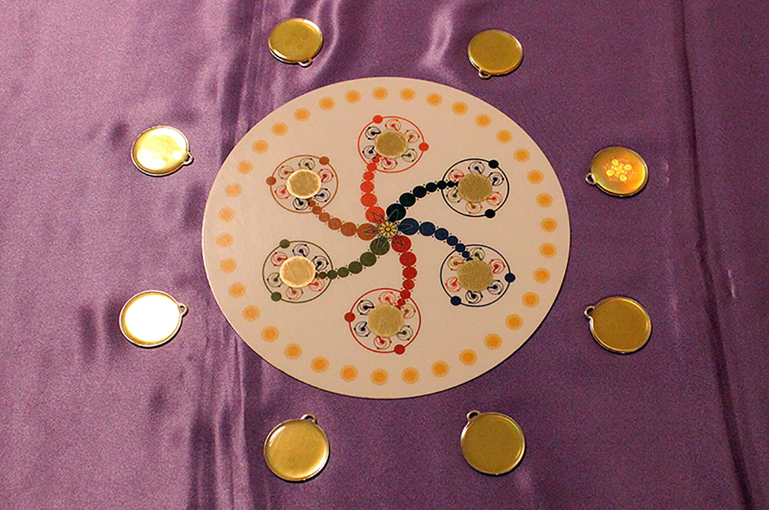 innerwise Amulette um flow maker drapiert auf lila Hintergrund