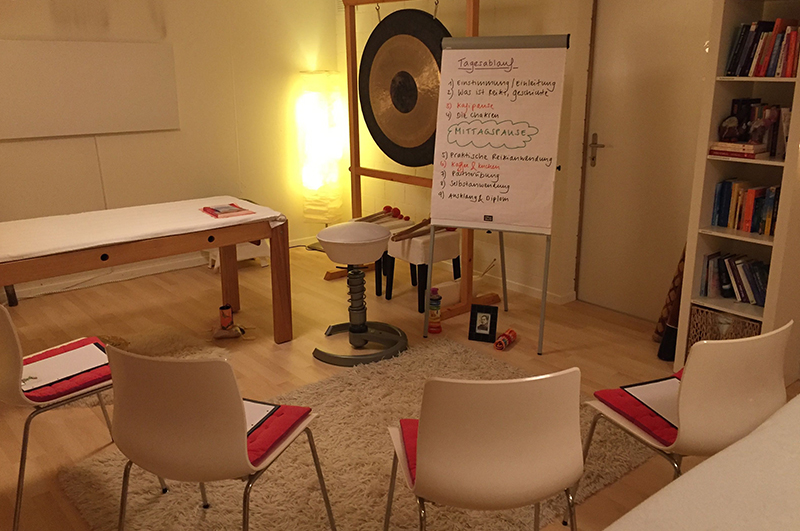 Stühle und Flip Chart aufgestellt für ein Seminar