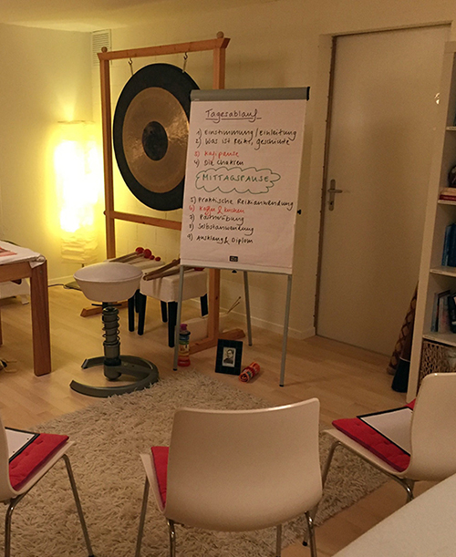 Stühle und Flip Chart aufgestellt für ein Seminar