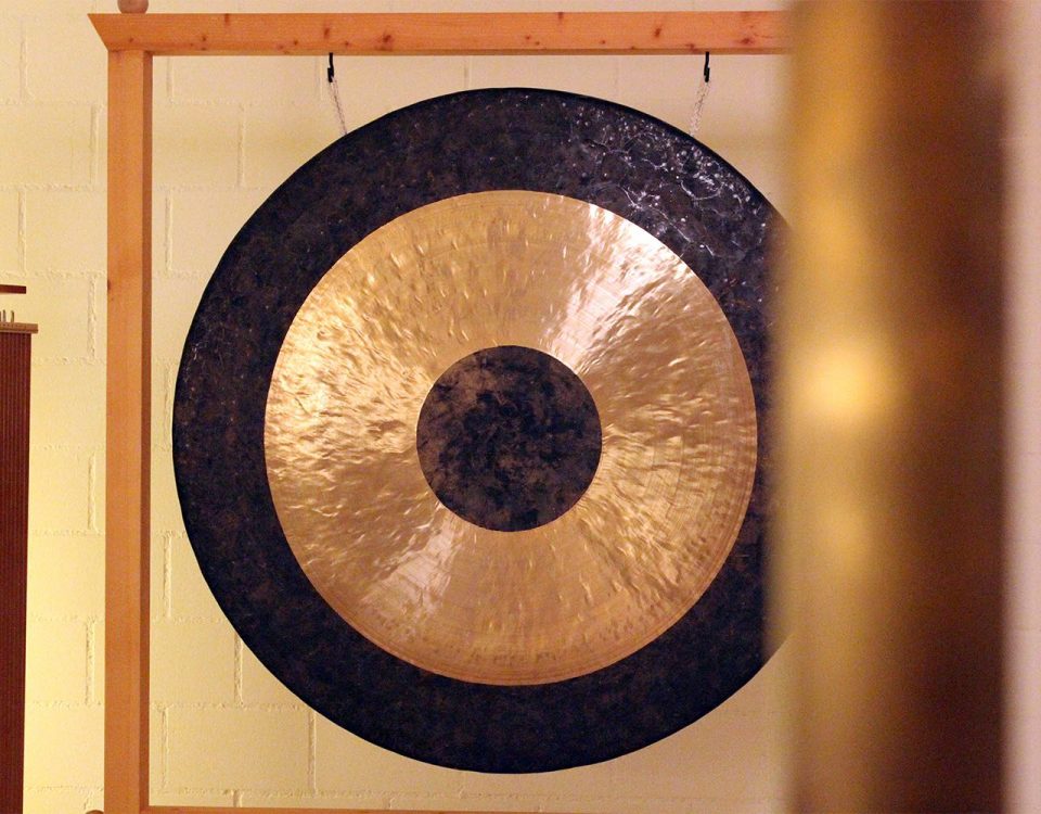 Close Up Gong mit unscharfer Klangröhre im Vordergrund