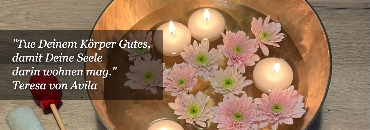 Zitat von Teresa von Avila – Klangschale mit Blüten und Kerzen