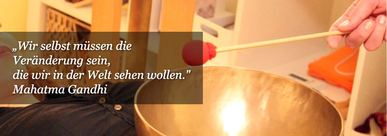 Zitat von Mahatma Gandhi – Klangschale auf dem Bauch